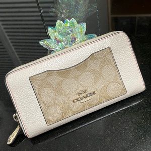 Zippered wallet